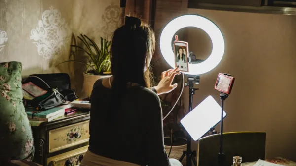 Kaliforniya’da influencer’lara siyasi reklam ifşa zorunluluğu geldi