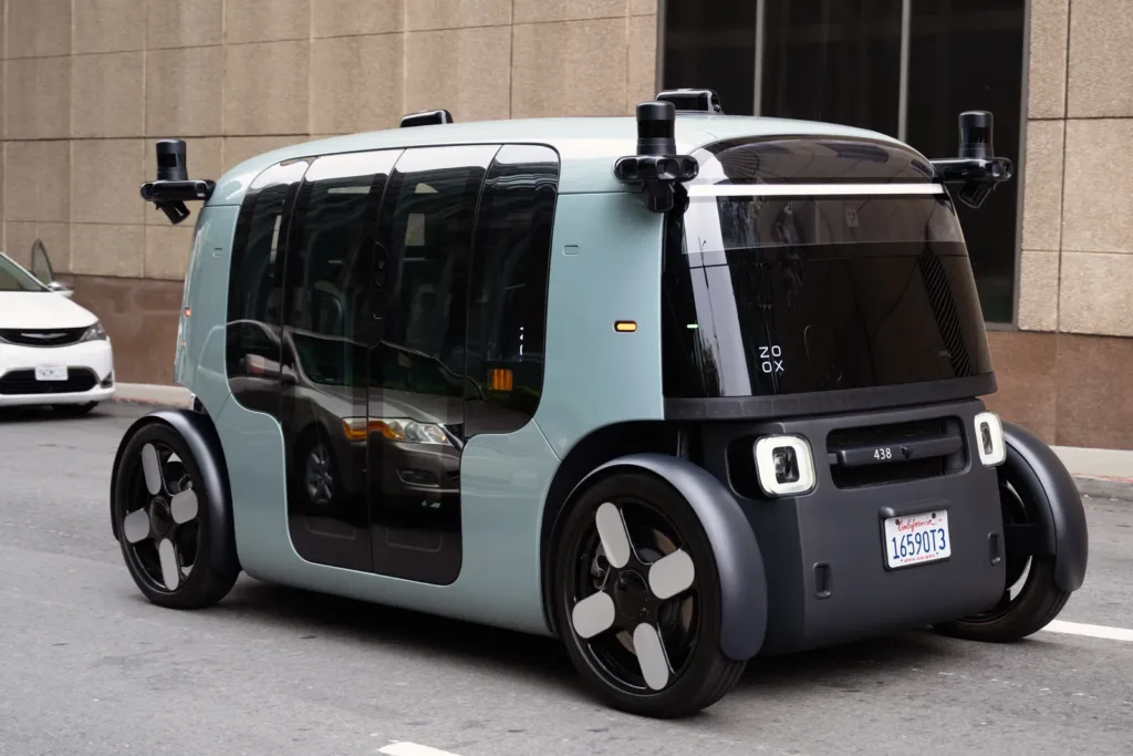 San Francisco, California'nın bir şehir merkezinde yer alan cadde üzerinde giden özel olarak tasarlanmış Zoox otonom elektrikli robotaksi. 20 Ağustos 2026.