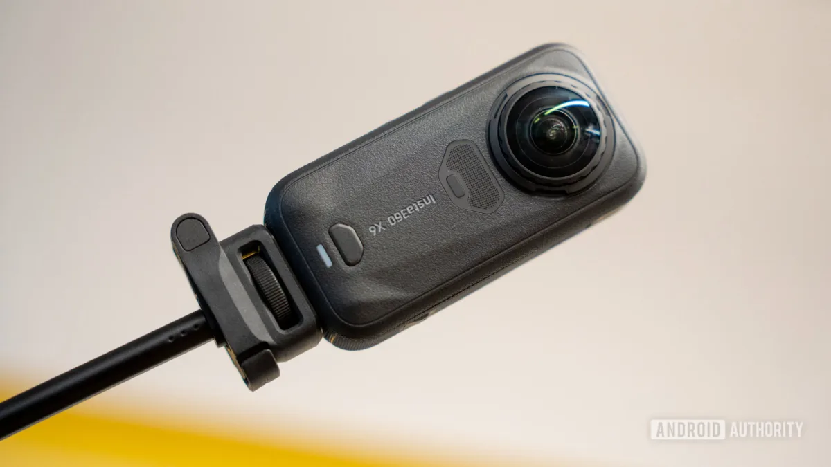 Insta360 360 derece kamera modeli elde tutuluyor