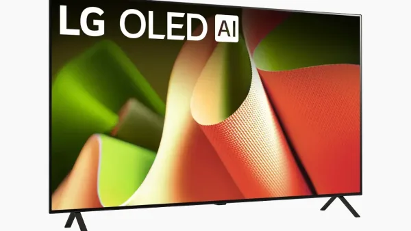 Salonda duvara asılı LG akıllı televizyon ve gizlilik uyarısı görseli