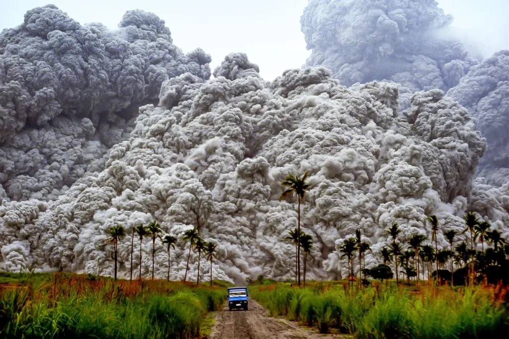 Bu ödül kazanan görüntüde fotoğrafçı Mount... volkanik patlamasından kaçan bir kamyonu yakaladı.