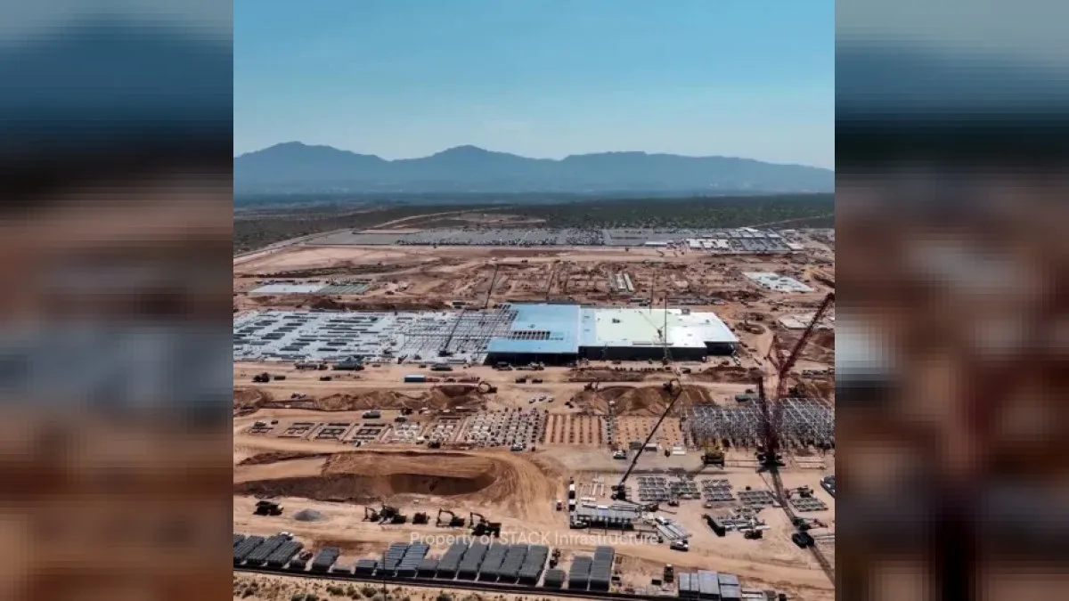 Veri merkezi ve yenilenebilir enerji panelleri görseli