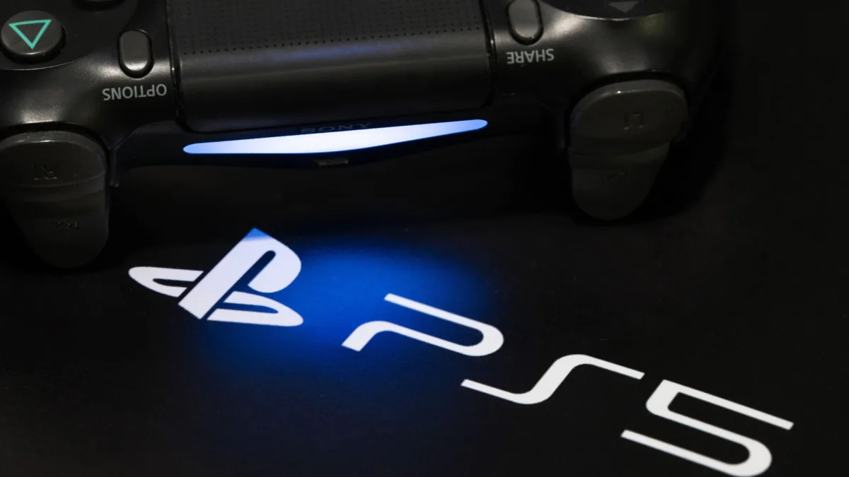 PlayStation 5 konsolu ve PC uyumluluk görseli