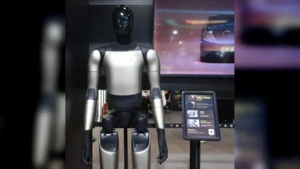 Tesla’da işçiler kendi yerini alacak Optimus robotlarını eğitmek istemiyor