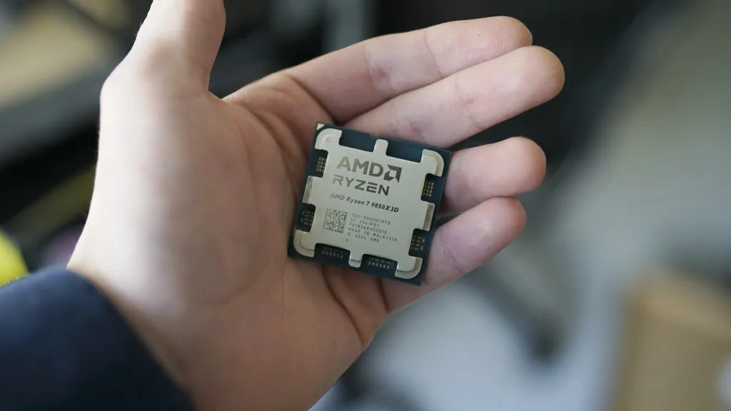 Ryzen 7 9850X3D'yi tutan bir el.