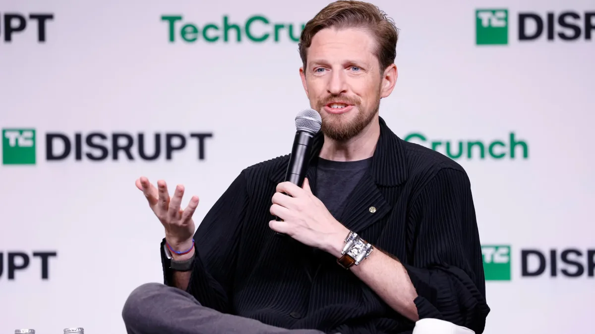 Automattic ve WordPress logoları ile CEO krizi temsili görsel