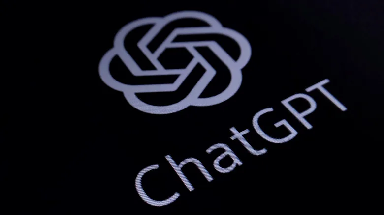 OpenAI'nin ChatGPT logosu siyah bir ekranda gösteriliyor.