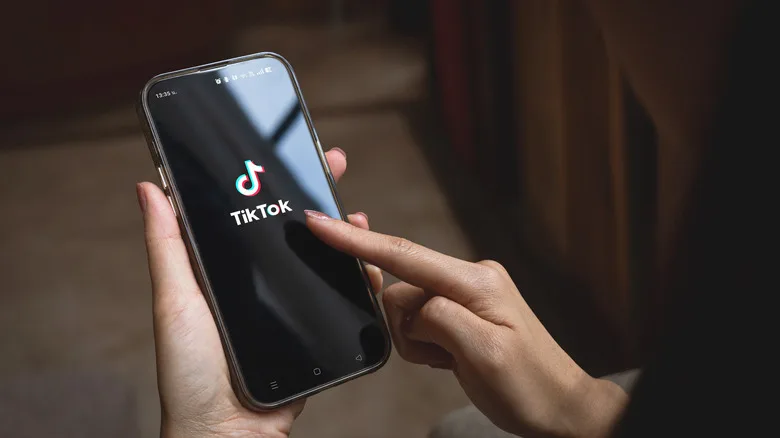 Telefonda TikTok logosu.