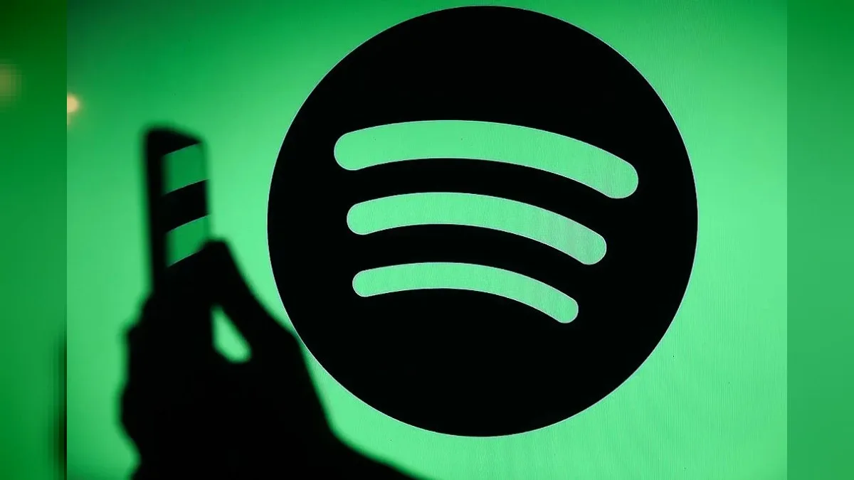 Spotify podcast uygulaması ekranı ve mikrofon görseli