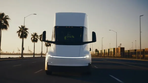 Tesla Semi, 7 Yıllık Gecikmenin Ardından Seri Üretime Başladı