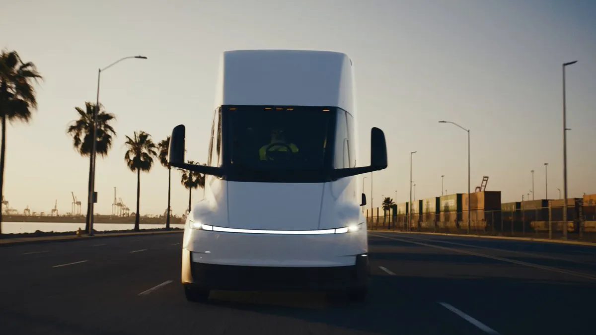 Tesla Semi elektrikli kamyon fabrika üretim hattında