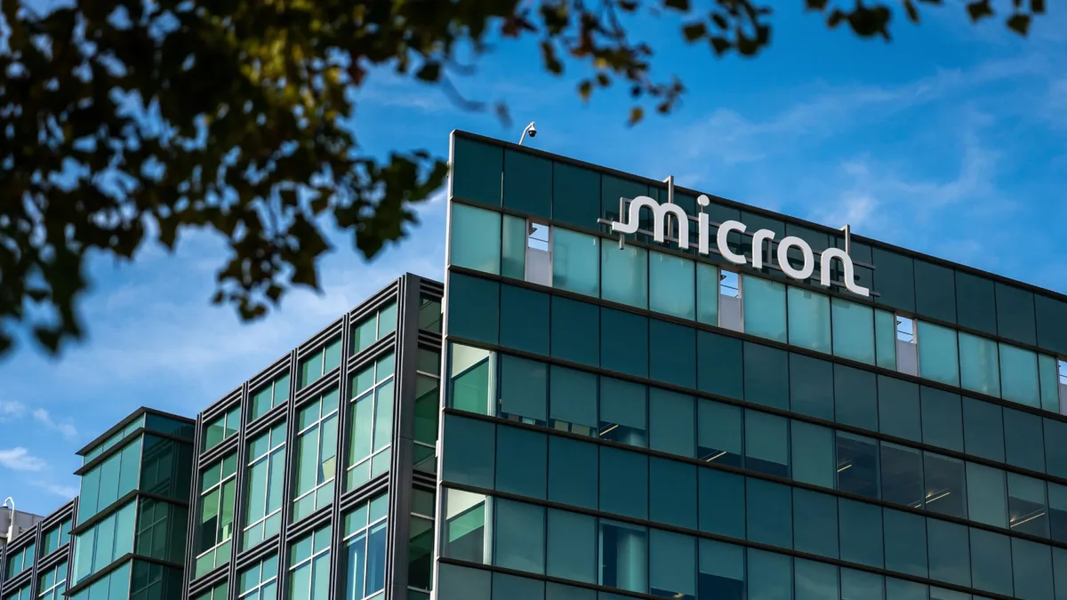 Micron bellek çipi üretim hattı görseli