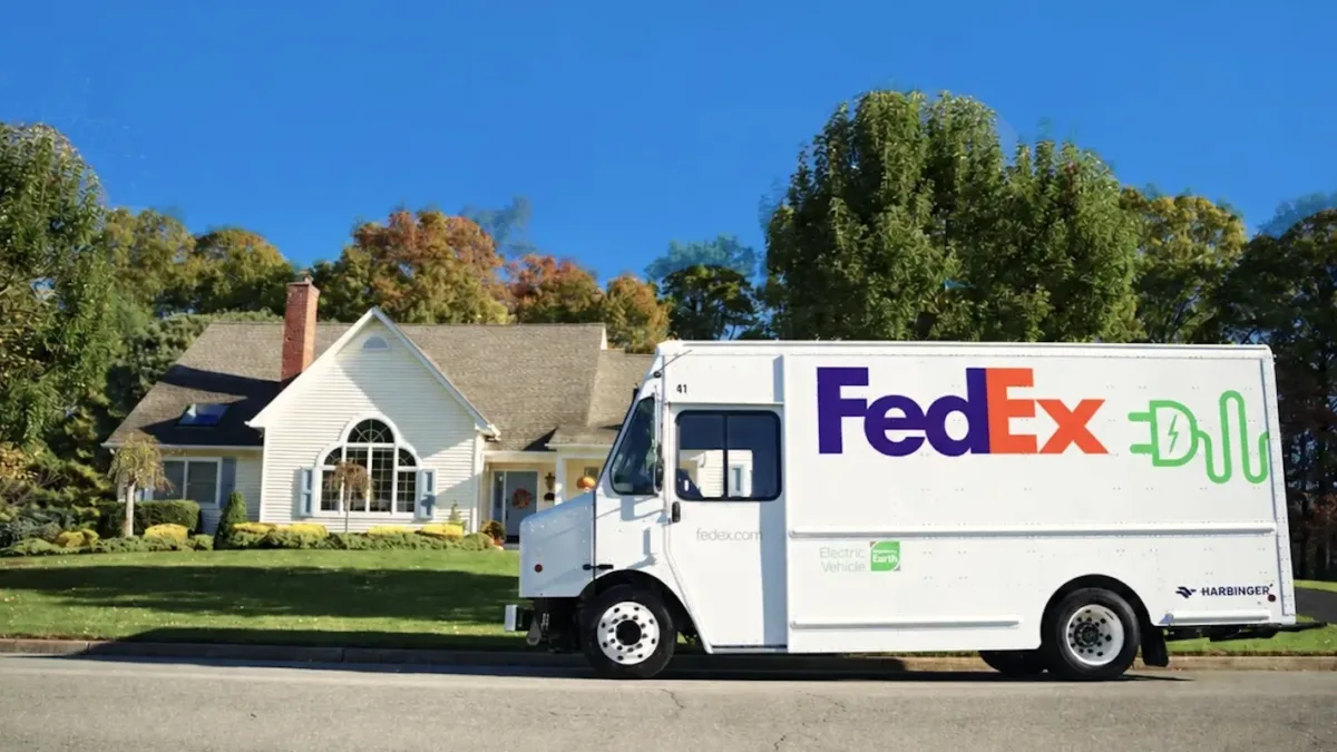 FedEx logolu elektrikli kamyonun yolda görüntüsü