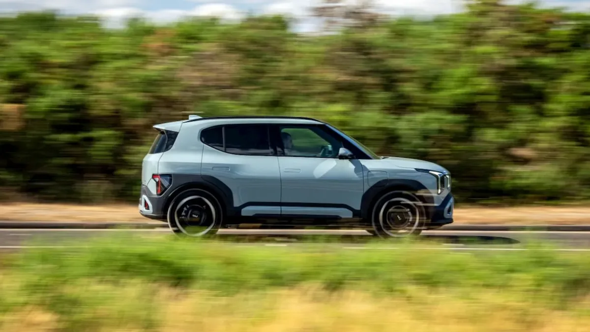 Kia EV2 elektrikli SUV İngiltere sokağında