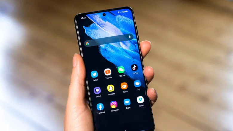 Samsung Galaxy telefonu tutan bir el.