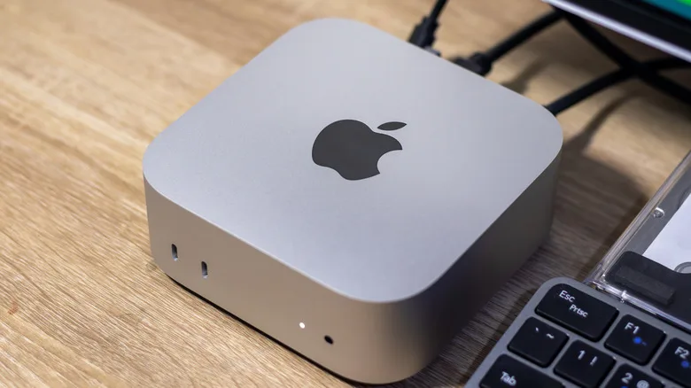 Ahşap bir masanın üzerinde Mac Mini.