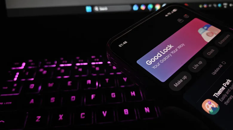 Samsung telefonunda Good Lock uygulaması klavyenin yanında tutulan telefonda görülüyor.